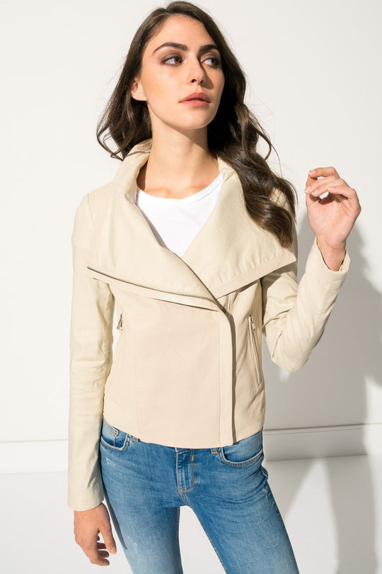AMATA Beige Lightweight Funnel Jacket | AMATA Manteau beige léger à encolure entonnoir