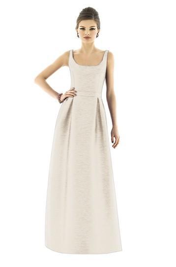 D565 Bridesmaid Dress In Champagne